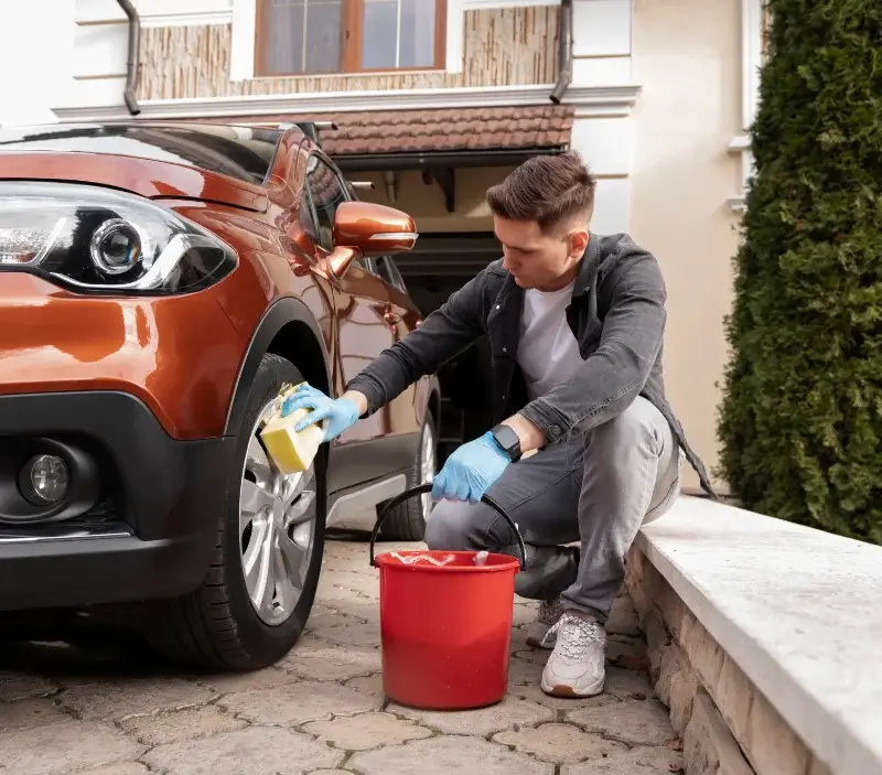 Lavage auto à domicile Saint-Pryvé-Saint-Mesmin : professionnel intervenant sur un véhicule